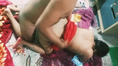 Manjushukla: Belle bhabhi indienne en sari rouge.