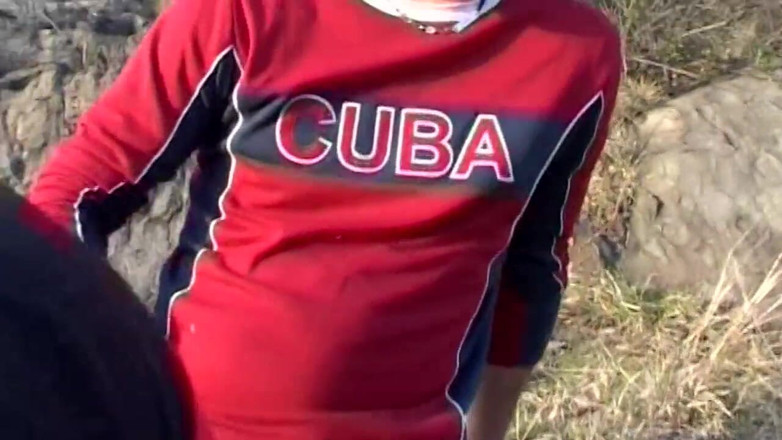 Real Home Made: Morena de grandes tetas follada en trío al aire libre
