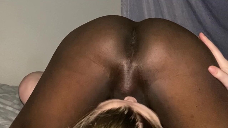 WetBBCLust: 濡れたBBCの欲望は、ペニスが吸われながらお尻を示しています
