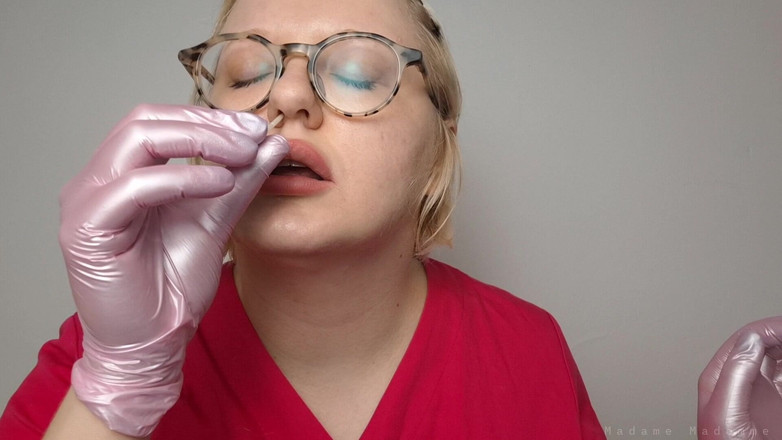 Madame Madomme: Doktor kendi kendine covid ve grip swab testi yapıyor; Doktress...