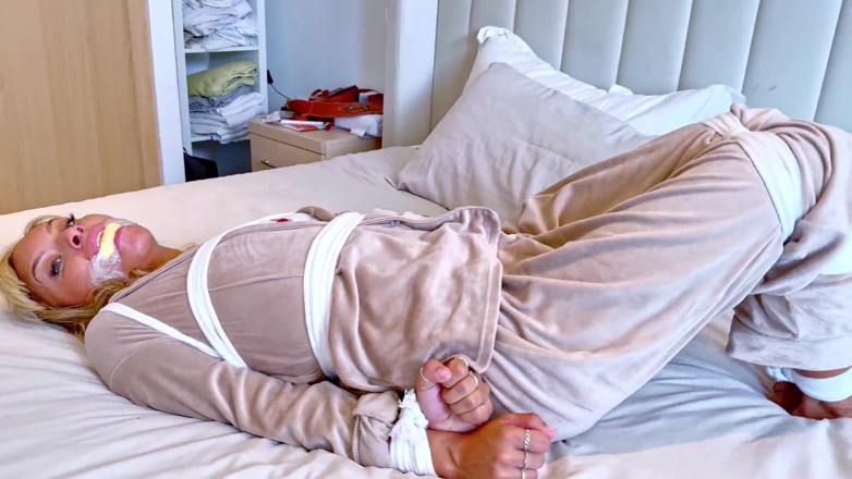 Latina Fetish: Renee su: matrigna legata, dita dei piedi aperti, bocca chiusa (4k)