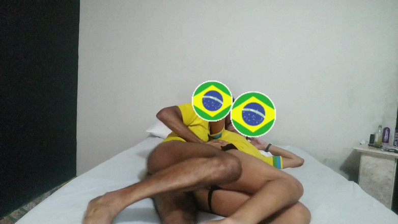 MiguellTrajano: Sousedé sledují mistrovství světa a rozhodli se, že budou mít sex,...