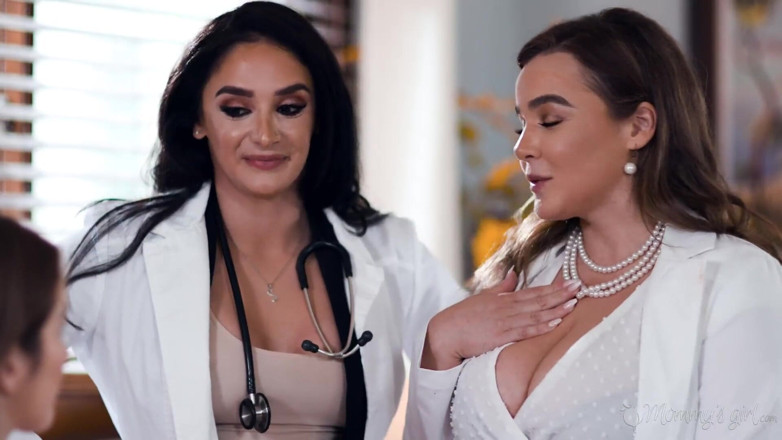 Mommy's Girl: Mamis mädchen - MILFs Doktor Natasha nice &amp;sheena Ryder heilen stieftochter nadia...