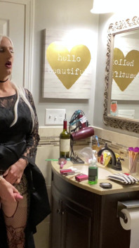 Emo Crossdresser Memakai palam punggung dan melancap