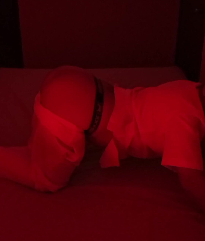 MiguellTrajano: 빨간 방의 비전 - 근무 중인 의사를 위한 관능적인 비디오를 녹음하는 간호사