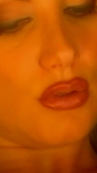 Blonde bombe reitet wild und wird zum orgasmus gefingert