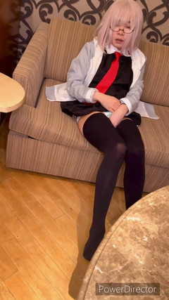 Tsuki-miko: Mash good girl, snaží se vyhonění materiálové polohy, ale je...