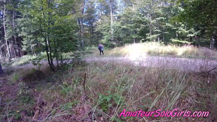 Amateur Solo Girls: Uomo maturo guarda ragazza masturbarsi nella foresta