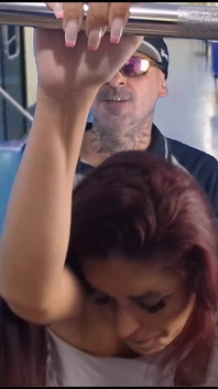 Du sexe dans le bus en public !