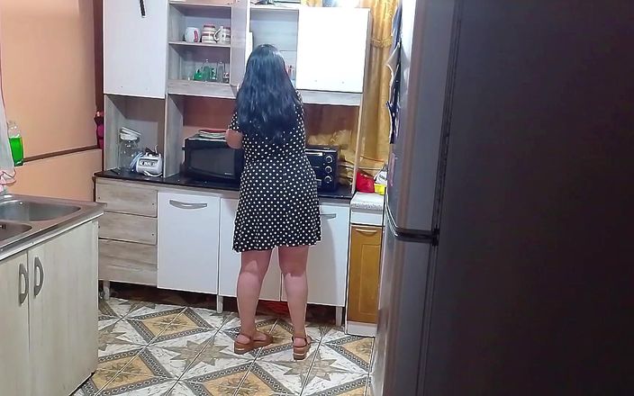 BBW Kelly Mom: 在厨房里用锅和平底锅做爱的电影场景