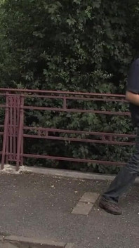 Blonda germană sexy este futută în public