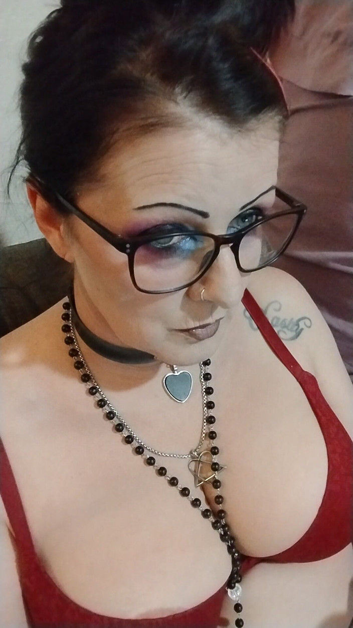Abby Anna: MiLF fuma con un reggiseno