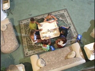 Hot Sex Party: Randy chicas chupando polla es follada por 2 chicos en sexo...