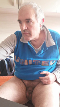 Spuszczam się prywatnie dla mojej miłości i zjadam moją spermę