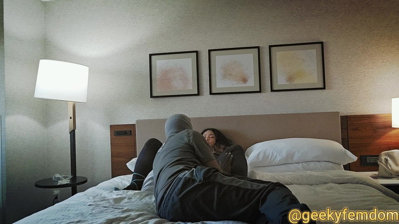 Geeky Femdom: Spider Gwen pedepsește sclavul