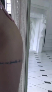 Loira tatuada com mamilos perfurados stripdance