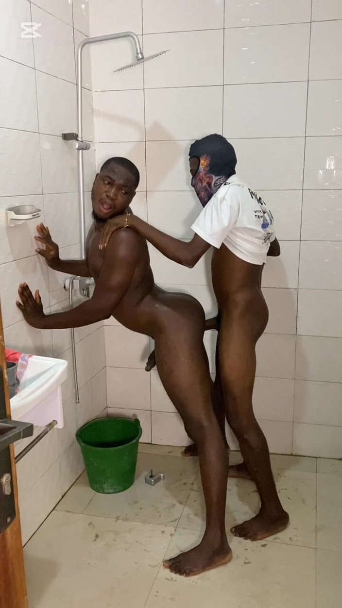 BlackDanie_production: Šukání v koupelně