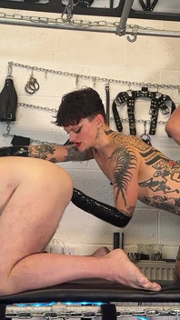 Anální fisting paroháč: Mistressae a Pig Break v jejich nové lidské hračce
