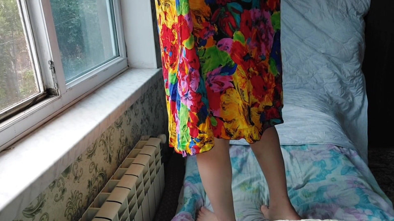 Kitty_Cross: Ateşli çiçek kısa elbise ateşli ladyboy tek başına striptiz yapıyor büyük...