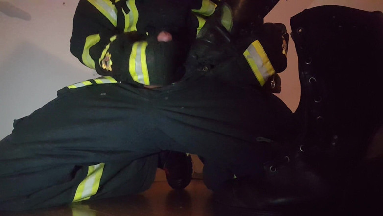 Thebootsstopmper: Les pompiers se branlent dans des engins de pompiers