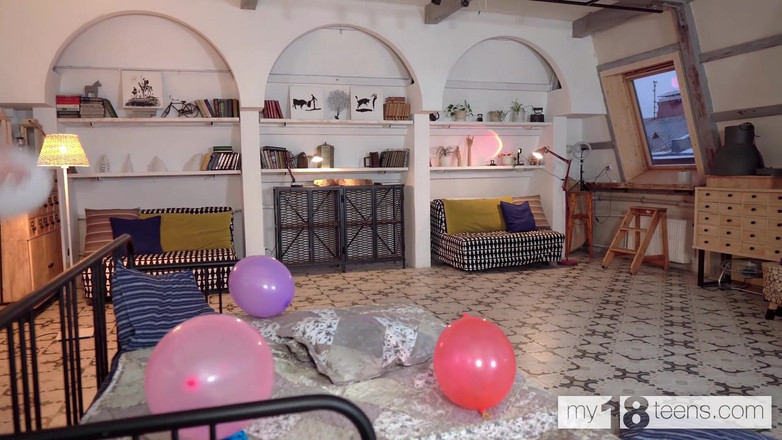 My 18 Teens: My18teens - une jolie fille en culotte blanche explose des ballons...