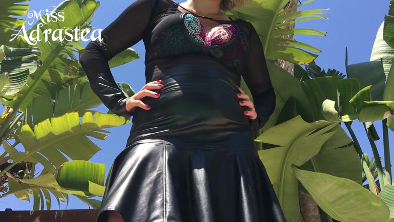 Miss Adrastea: Leche en mis talones, paja