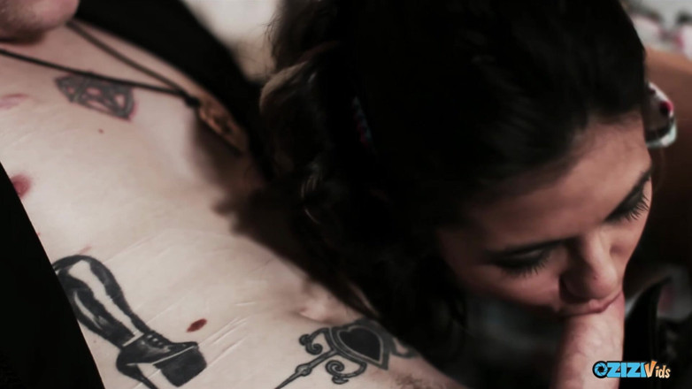 Zizi Vids: D’abord vient le tatouage puis viennent les gros seins naturels...