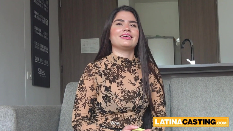 Latina Casting: Gadis remaja latina yang cantik kepergok masturbasi di ruangan casting...