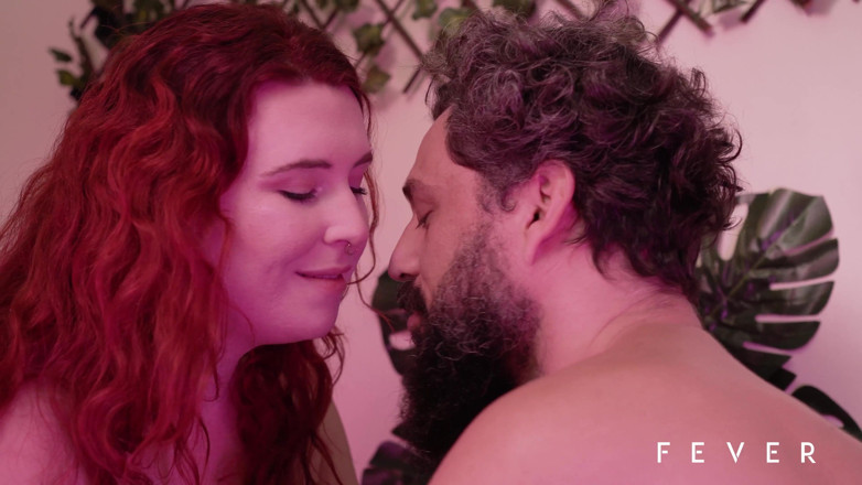 Fever Films: MATPORR - Sexig rödhårig knullar med frukter, grönsaker och mogen man