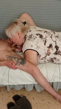 Stiefmutter lutscht meinen schwanz und schluckt sperma