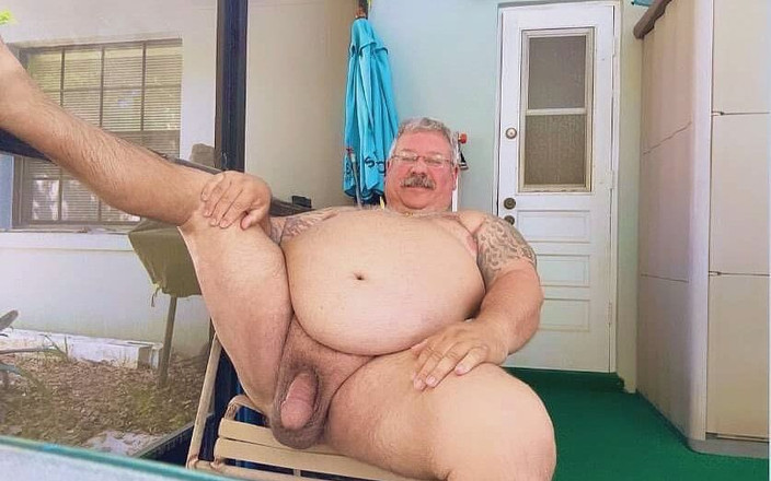 Hand-Free-Daddy-Chub: Kaki hobi berbulu memancut mani dalam tab mandi