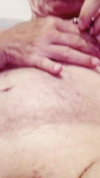 私は自分自身をファックして、エッチで変態的なゲームを作ります