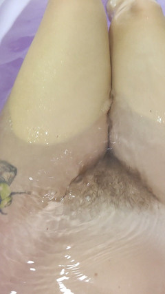 Risky Hairy Couple: Buceta peluda molhada, pernas peludas e axilas na banheira