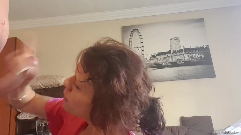 domslutfucker: Дівчина в рожевому халаті смокче член і робить дрочку руками, поки не кінчить