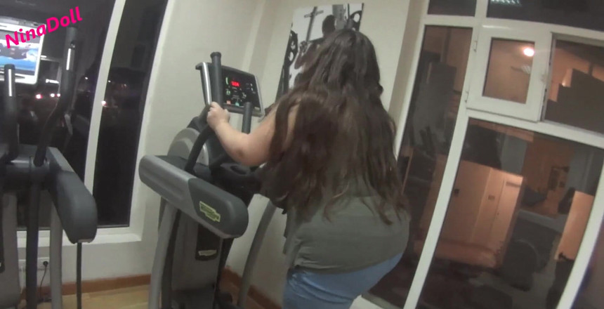 Nina Doll: 我的大奶子在锻炼时从衬衫上掉了出来