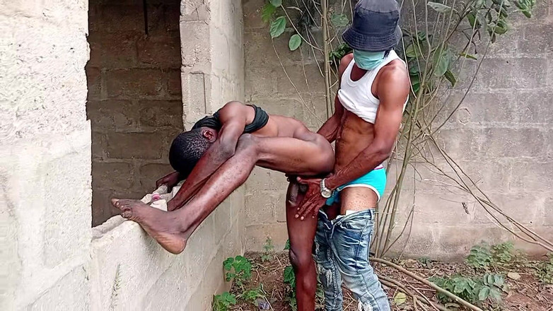 Sexylary: Pompino con la mia amica kenya nel cespuglio