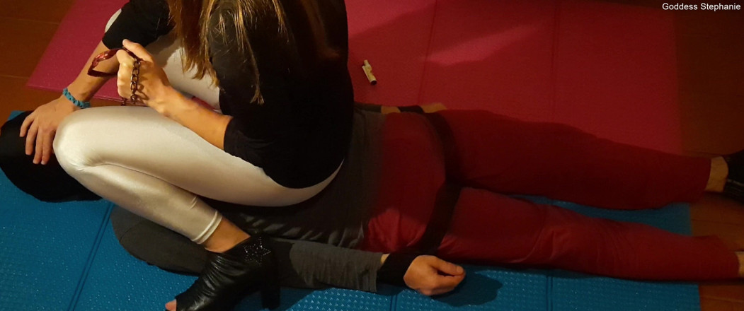 goddess82: Mi siedo sul tuo stomaco mentre fumo!