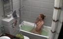 Milfs and Teens: Fata adolescentă devine obraznică în timp ce face un duș