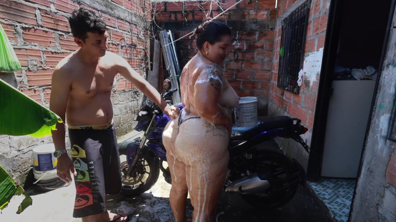 Lexly_16: Mi Vecino Me Lava La Moto Y Despues Me Folla