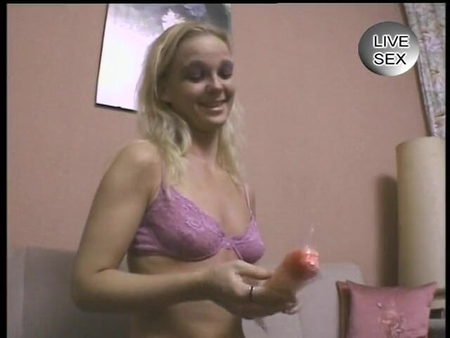 Horny Two really wet MILFs: Блондинка повія отримує кицьку з ділдо і поголена хлопцем на камеру