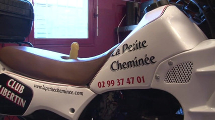 Nude in France: Versaute blondine reitet motorrad-fickmaschine