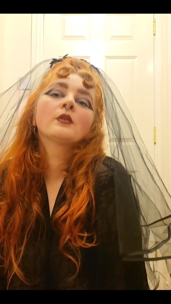 Bunny Royle: Сезонна господиня готова ensnare you in my web