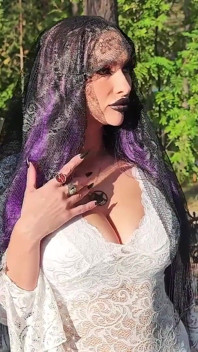 VRăjitoarea Gotică Rătăcește Cimitirul, Efectuează Ritualuri De Magie Neagră Și Te Face Să Te Închini Ei Și Lui Satan.