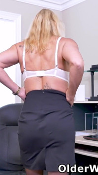 Kanadalı orta yaşlı seksi kadın bianca ofiste iyi bir iş yapıyor
