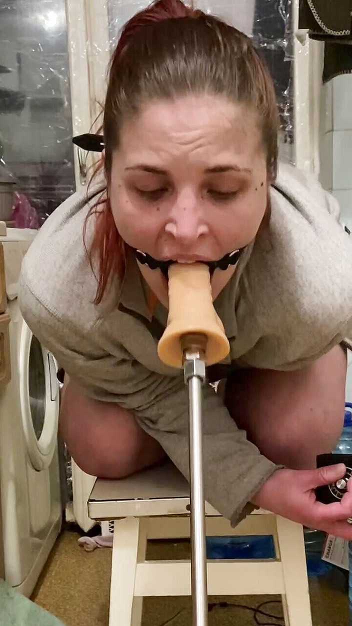 Elena917: šukací stroj přes prsten do pusy