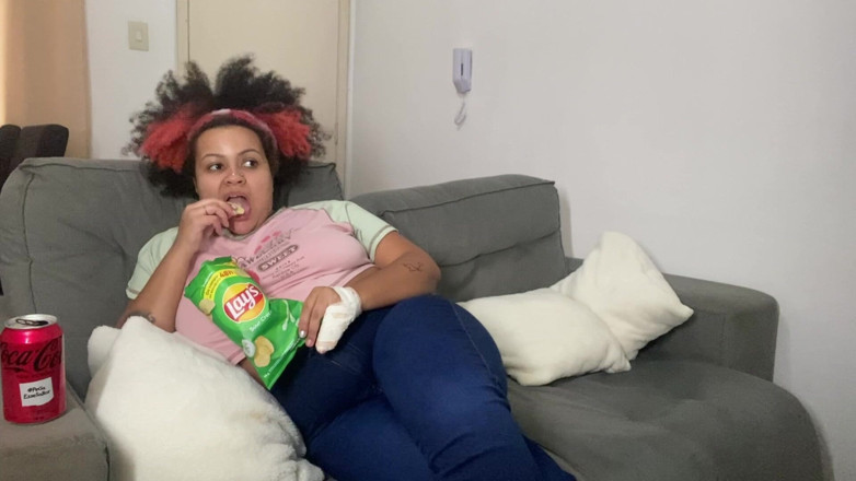 Cutiepiie Chubby: Pierdzenie i burping podczas oglądania telewizji