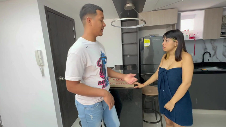 Saraymike: Aku ngentot pria pengantar pizza untuk menghindari bayarannya.