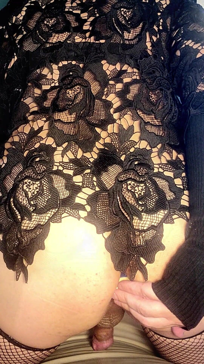 kandiKane: Sissy-schlampe Kandi spielt mit ihrem arsch auf ihrer Ledercouch