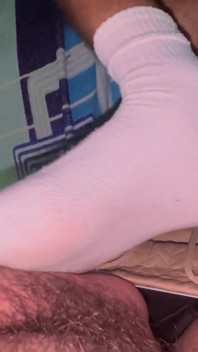 Morena Vergon Le Hace Una Paja a Su Vecina Con Calcetines Blancos Puestos