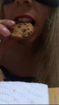 Lábios vermelhos gozam na comendo biscoitos